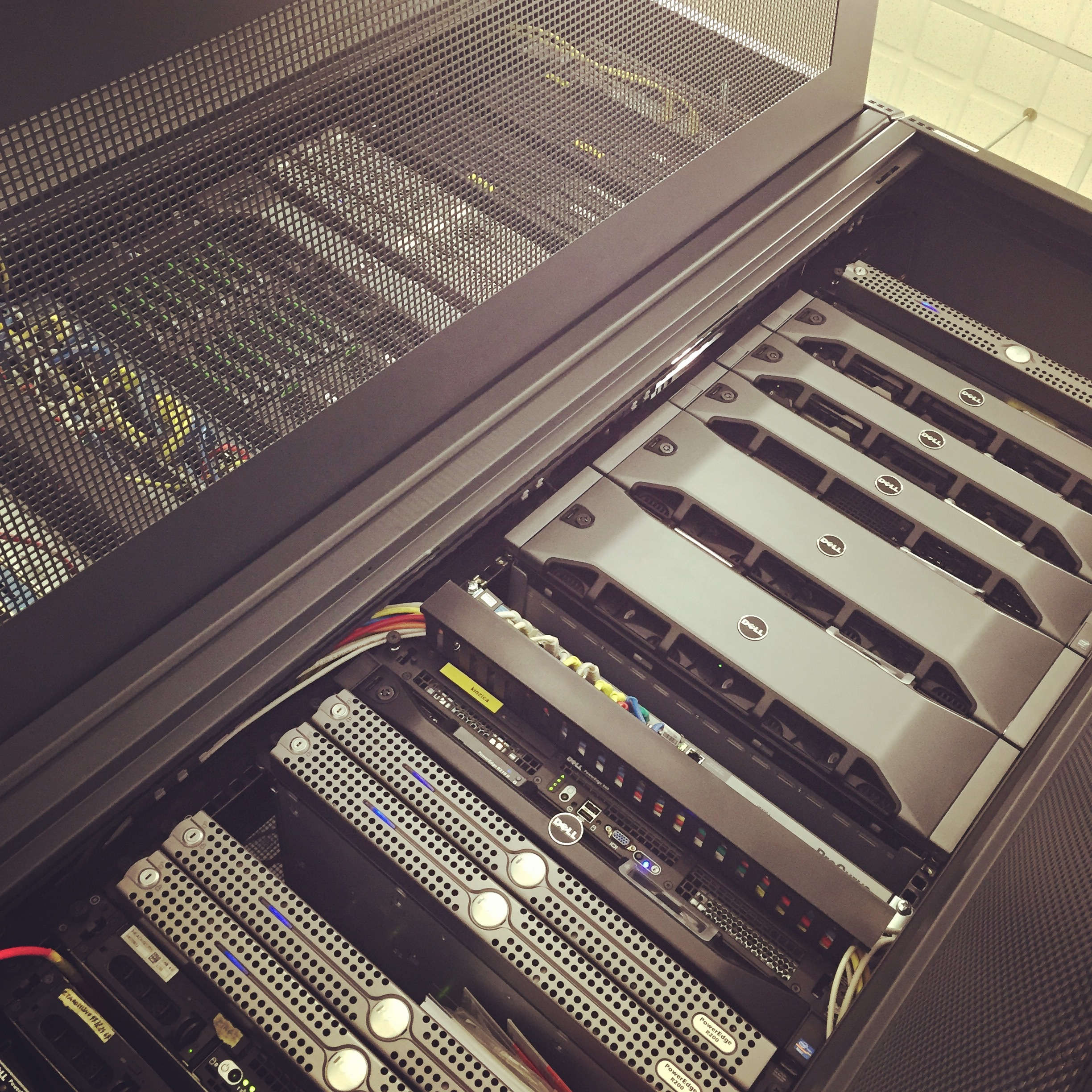 8solutions_datacenter_regensburg_server_cloud_vserver_webhosting_ecommerce_email_vapps_analytics_reporting_etl_datawarehouse_mysql_mssql_ftp_4